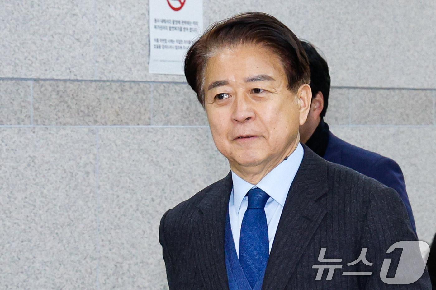 본문 이미지 - '6천만원 뇌물 수수 혐의'와 관련 1심에서 무죄를 선고받은 노웅래 전 더불어민주당 의원이 지난 2월 서울 서초구 중앙지방법원에서 정치자금법 위반 등 항소심 첫 공판에 출석하고 있다. 2026.2.4 ⓒ 뉴스1 안은나 기자