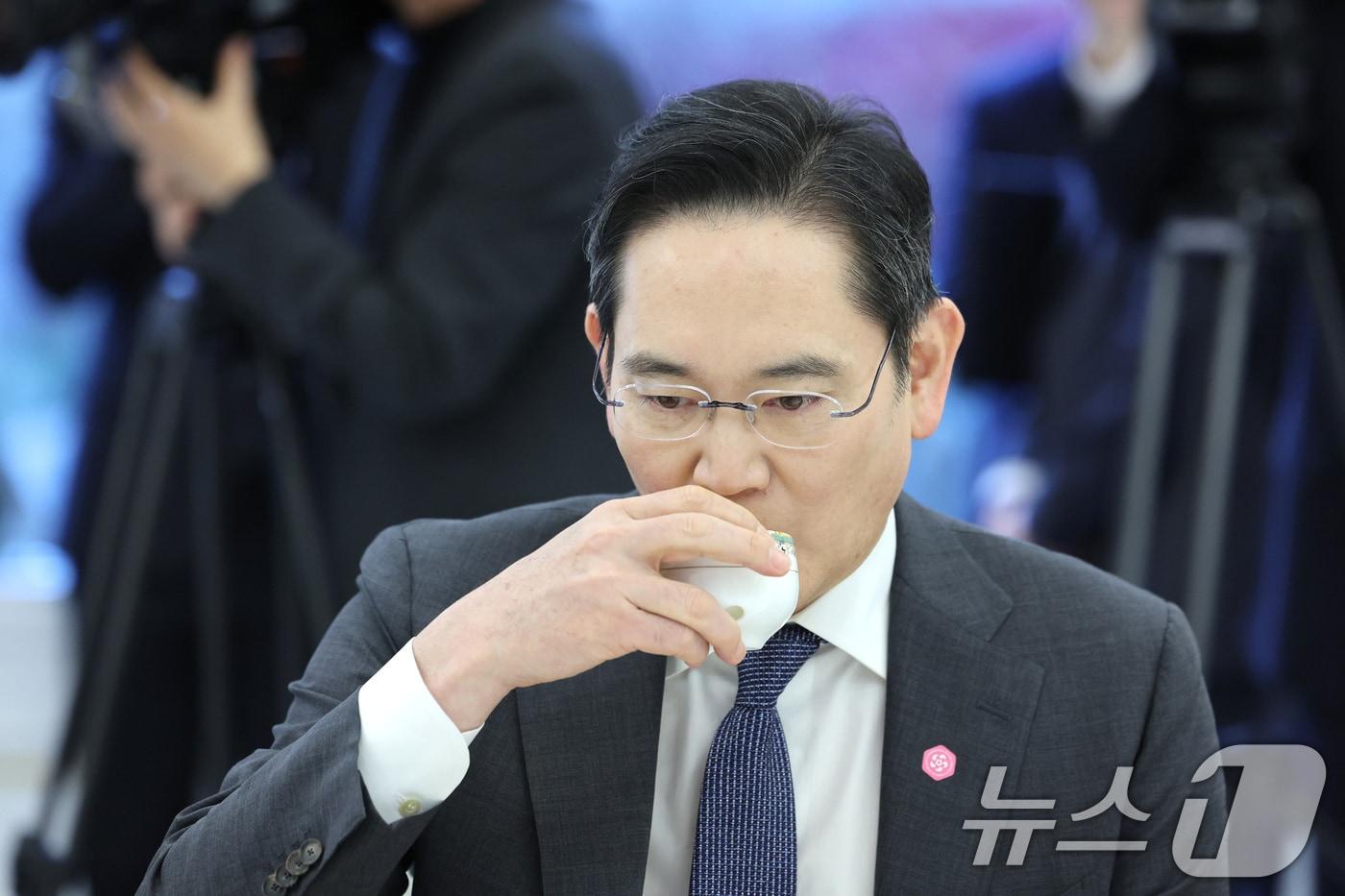 본문 이미지 - 이재용 삼성전자 회장이 지난 2월 4일 청와대에서 열린 청년일자리와 지방투자 확대를 위한 기업간담회에서 물을 마시고 있다. 2026.2.4 ⓒ 뉴스1 이재명 기자