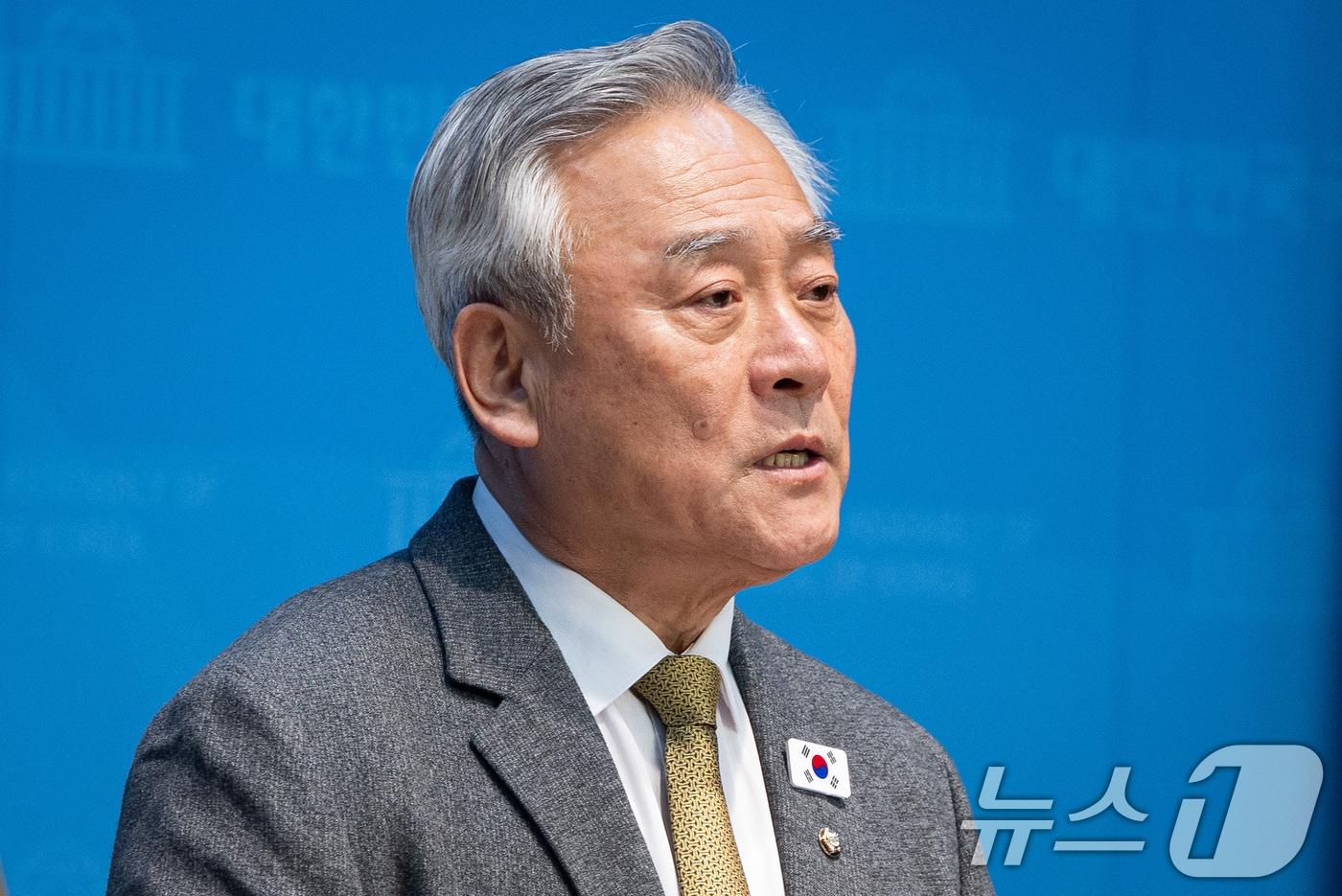 본문 이미지 - 이재강 더불어민주당 의원이 4일 서울 여의도 국회 소통관에서 DMZ 평화적 이용 지원에 관한 법률과 관련해 기자회견을 하고 있다. 2026.2.4/뉴스1 ⓒ News1 유승관 기자