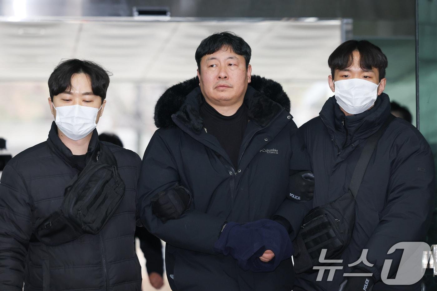 본문 이미지 - 서울 중구 세종호텔 로비에서 복직을 요구하며 '연좌 농성'을 벌이다 체포된 고진수 민주노총 서비스연맹 세종호텔 노조 지부장이 4일 오후 서초구 중앙지방법원에서 열린 구속 전 피의자 심문(영장실질심사)에 출석하고 있다. 2026.2.4/뉴스1 ⓒ News1 안은나 기자