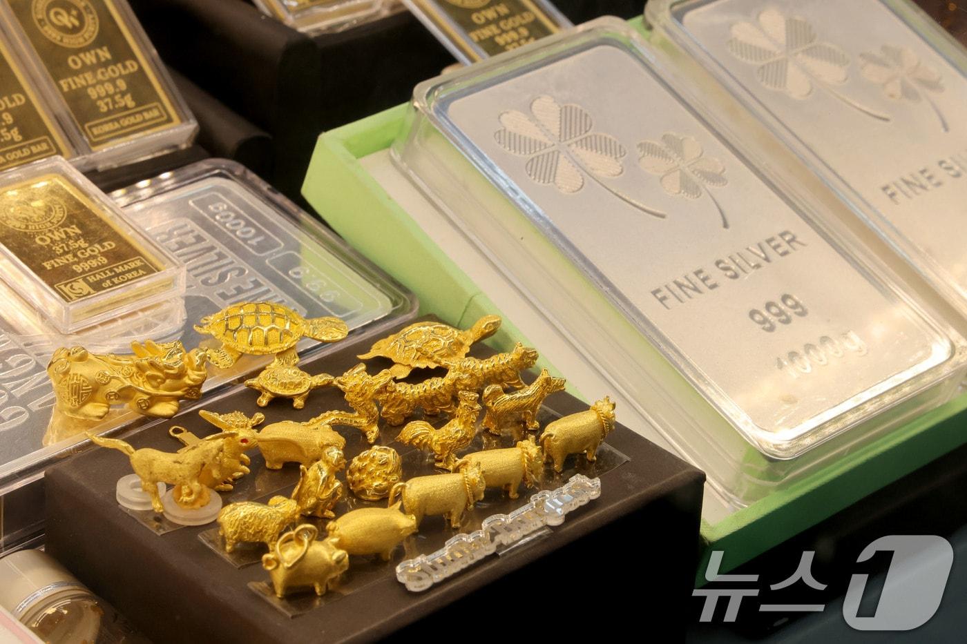 본문 이미지 - 급락했던 금과 은 가격이 반등세를 보인 4일 서울 종로구의 귀금속 상점에 금,은 제품들이 진열돼 있다. 2026.2.4/뉴스1 ⓒ News1 이광호 기자