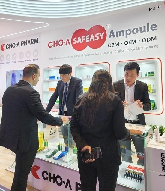 본문 이미지 - 조아제약 관계자가 지난해 개최된 'WHX 두바이'(구 아랍헬스)에서 부스 참여자에게 설명을 하고 있다.(조아제약 제공)