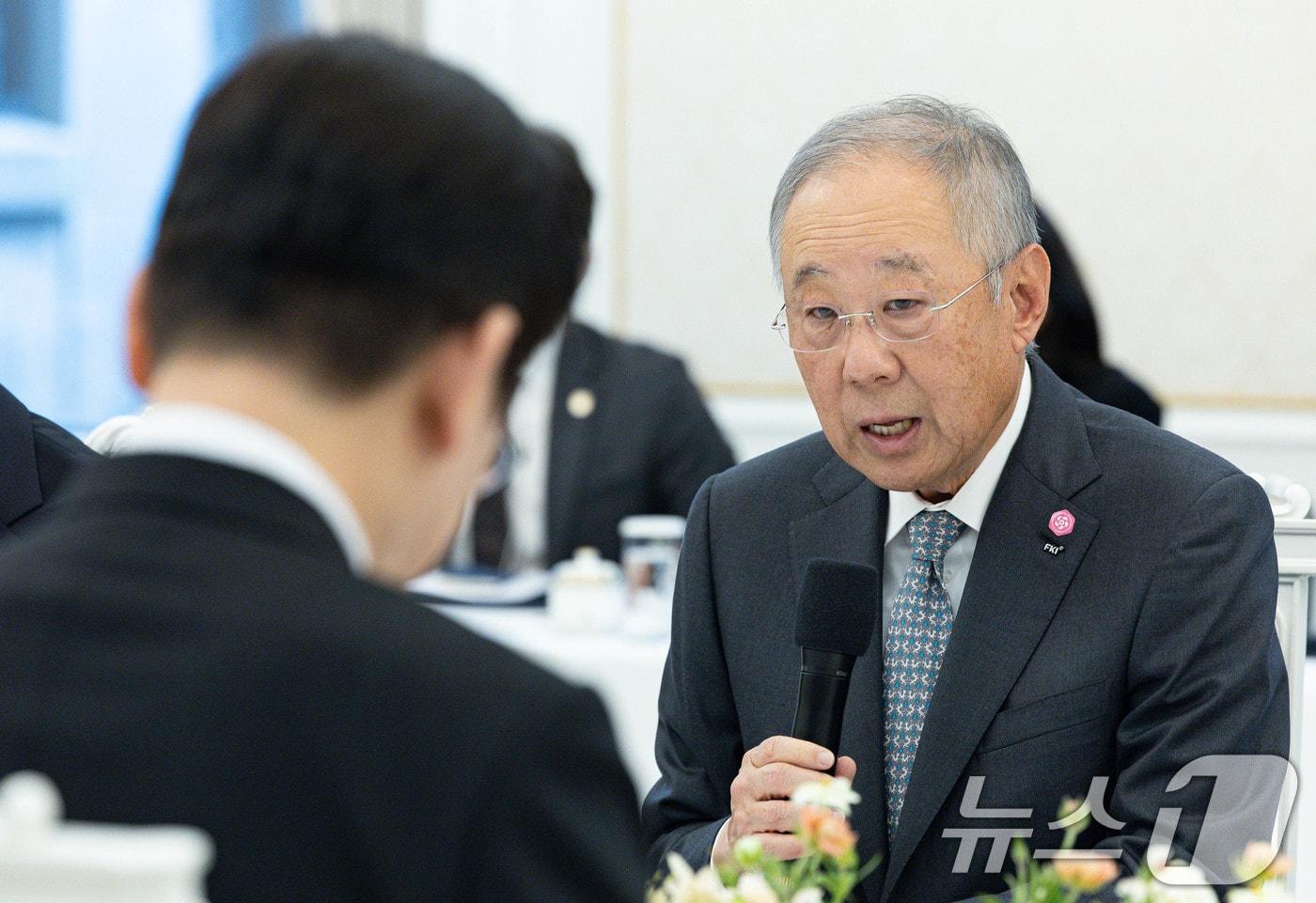 본문 이미지 - 류진 한국경제인협회 회장이 4일 청와대에서 열린 청년일자리와 지방투자 확대를 위한 기업간담회에서 발언을 하고 있다. 2026.2.4/뉴스1 ⓒ News1 이재명 기자