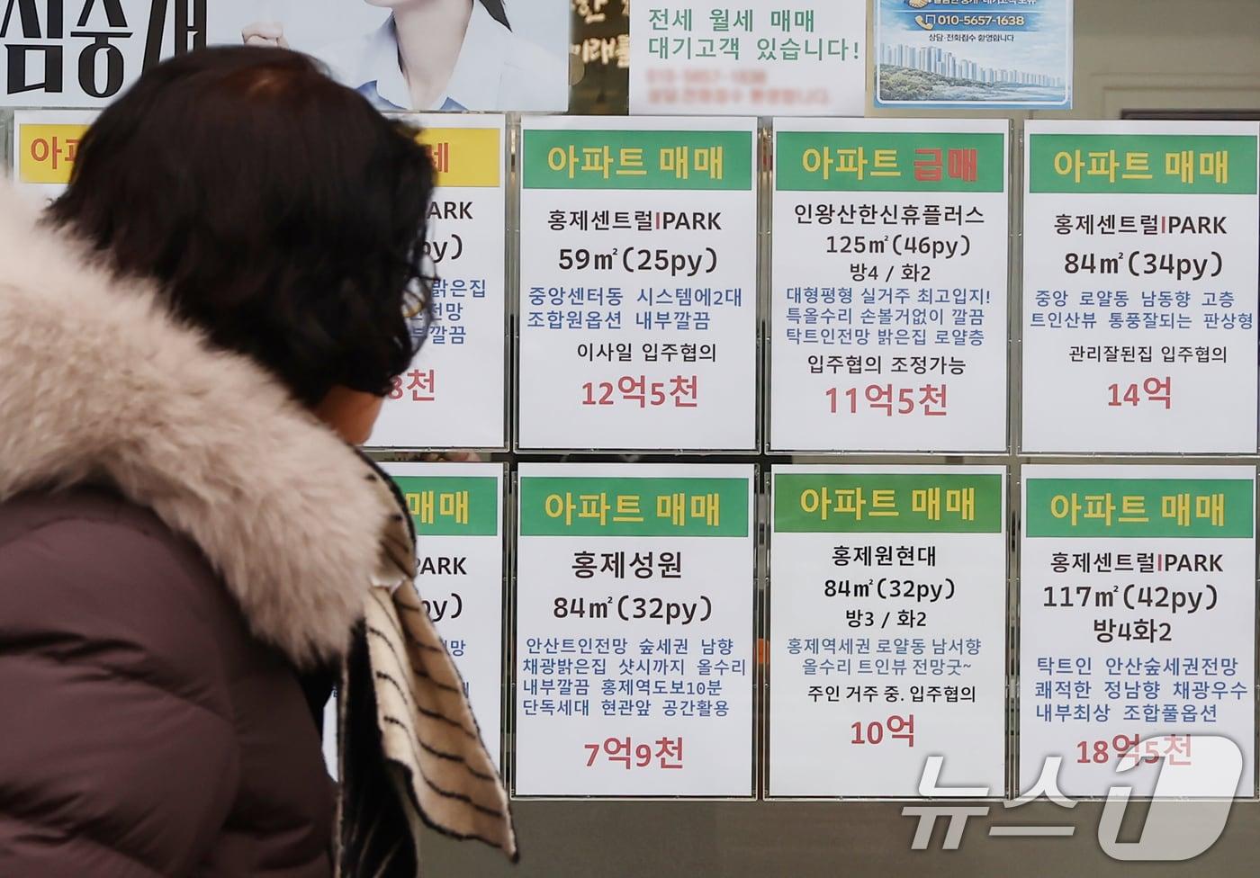 본문 이미지 - 다주택자 양도소득세 중과 유예 종료를 강조하며 다주택자들을 강하게 압박하는 가운데 4일 서울 시내 한 공인중개사 앞에 아파트 매매 정보가 붙어 있다. 2026.2.4 ⓒ 뉴스1 김민지 기자