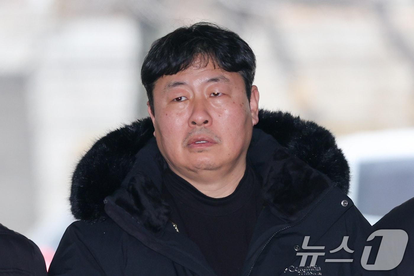 본문 이미지 - 서울 중구 세종호텔 로비에서 복직을 요구하며 '연좌 농성'을 벌이다 체포된 고진수 민주노총 서비스연맹 세종호텔 노조 지부장이 4일 오후 서초구 중앙지방법원에서 열린 구속 전 피의자 심문(영장실질심사)에 출석하고 있다. 2026.2.4/뉴스1 ⓒ News1 안은나 기자