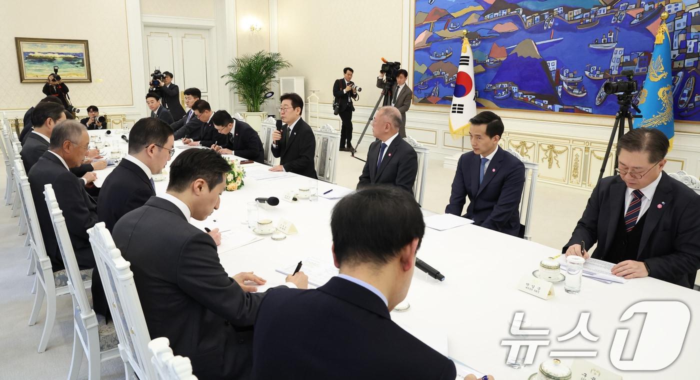 본문 이미지 - 이재명 대통령이 4일 청와대에서 열린 청년일자리와 지방투자 확대를 위한 기업간담회에서 발언을 하고 있다. 2026.2.4 ⓒ 뉴스1 이재명 기자