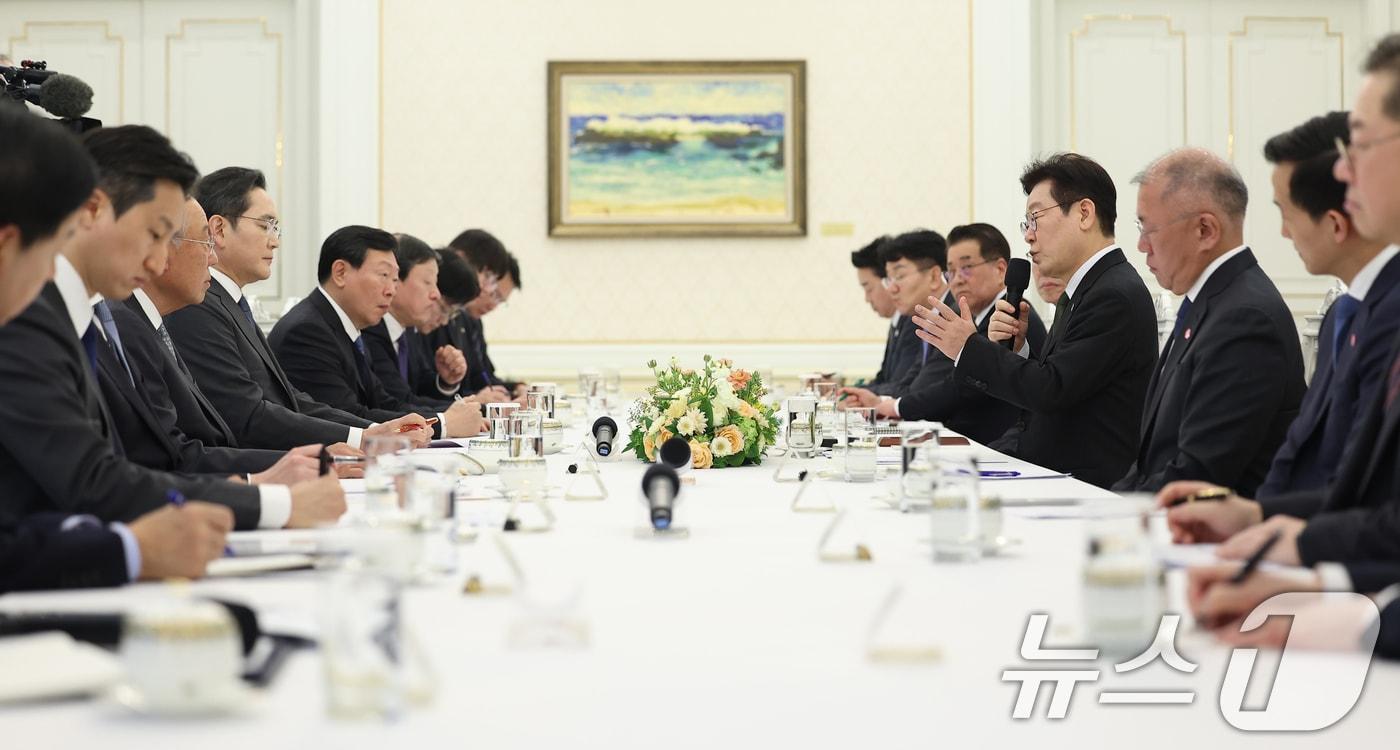 본문 이미지 - 이재명 대통령이 4일 청와대에서 열린 청년일자리와 지방투자 확대를 위한 기업간담회에서 발언을 하고 있다. 2026.2.4 ⓒ 뉴스1 이재명 기자