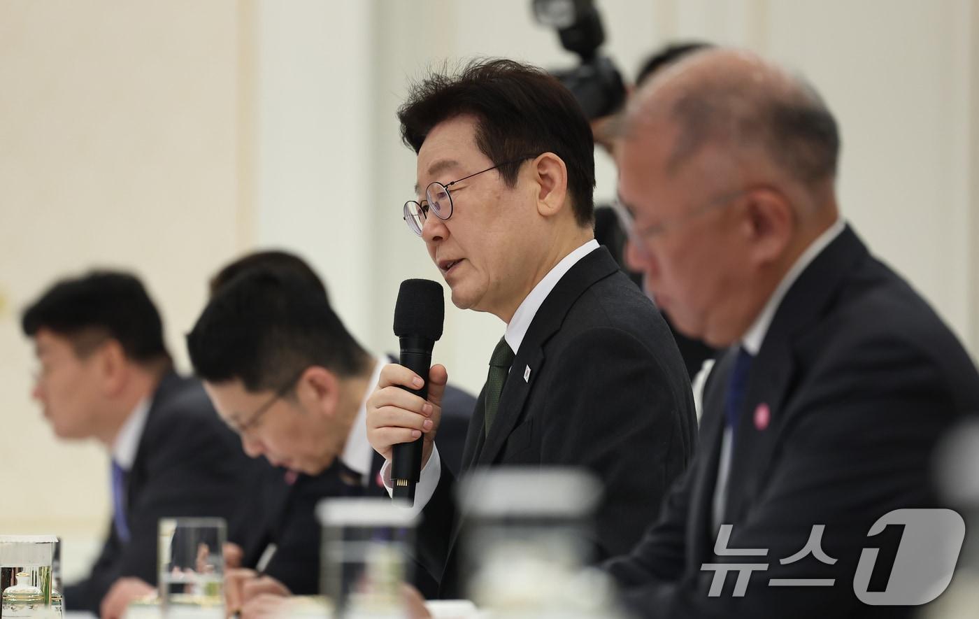 본문 이미지 - 이재명 대통령이 4일 청와대에서 열린 청년일자리와 지방투자 확대를 위한 기업간담회에서 발언을 하고 있다. 2026.2.4/뉴스1 ⓒ News1 이재명 기자