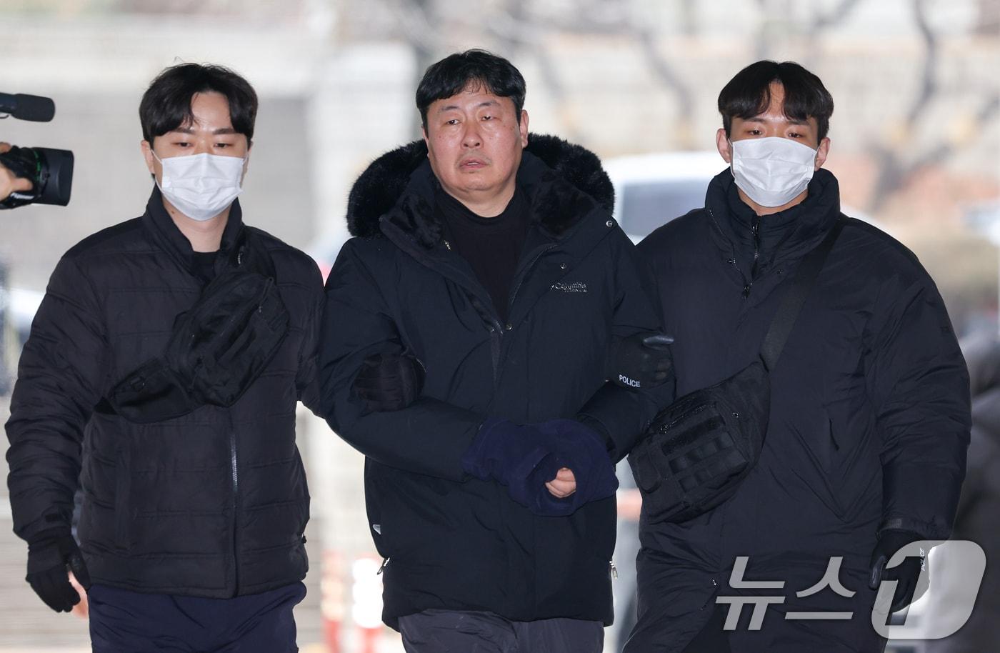 본문 이미지 - 서울 중구 세종호텔 로비에서 복직을 요구하며 '연좌 농성'을 벌이다 체포된 고진수 민주노총 서비스연맹 세종호텔 노조 지부장이 4일 오후 서초구 중앙지방법원에서 열린 구속 전 피의자 심문(영장실질심사)에 출석하고 있다. 2026.2.4/뉴스1 ⓒ News1 안은나 기자