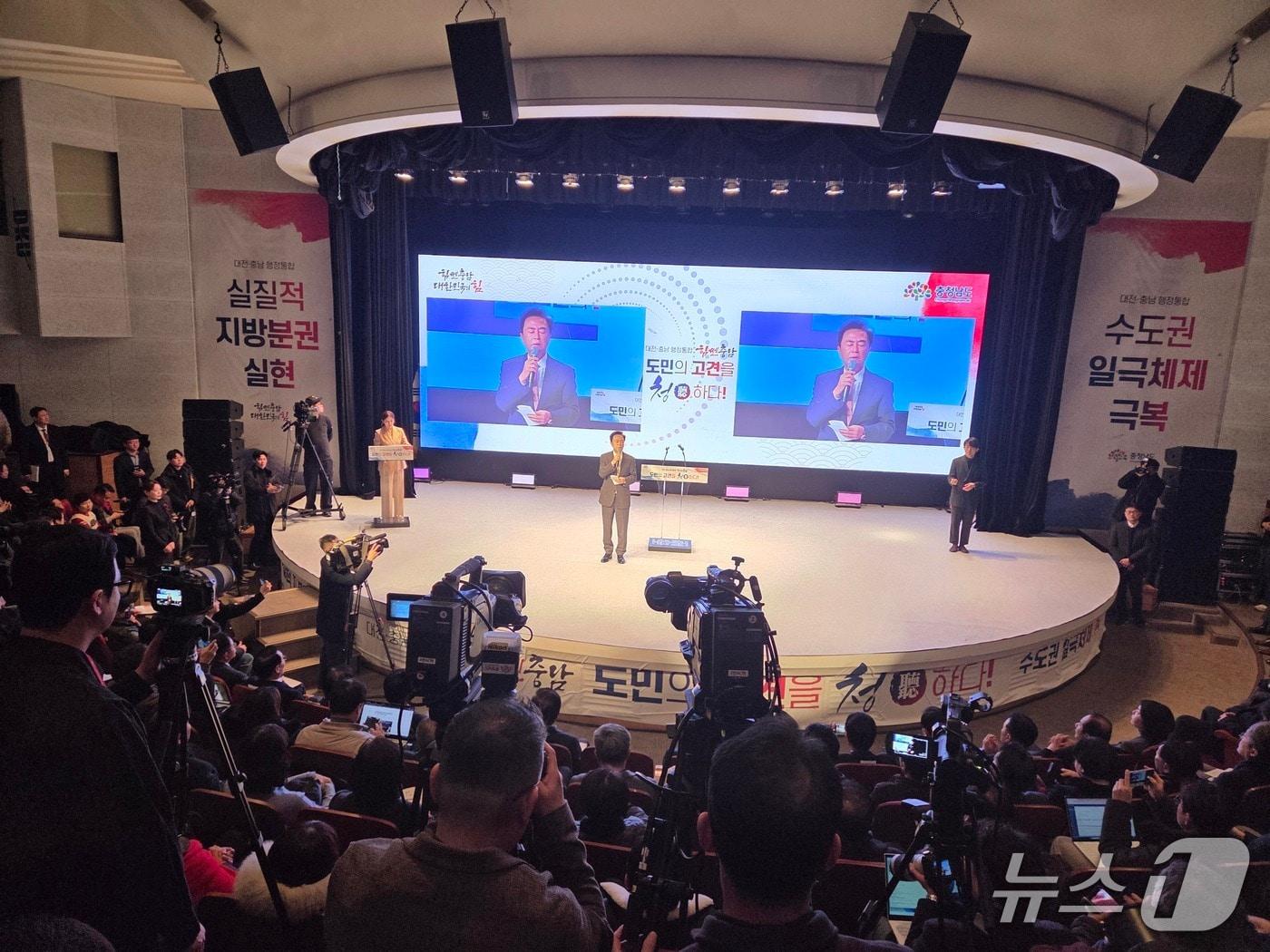 본문 이미지 - 김태흠 지사가 단국대학교 천안캠퍼스에서 열린 타운홀미팅에 참석해 인사말을 하고 있다.2026.2.4/뉴스1