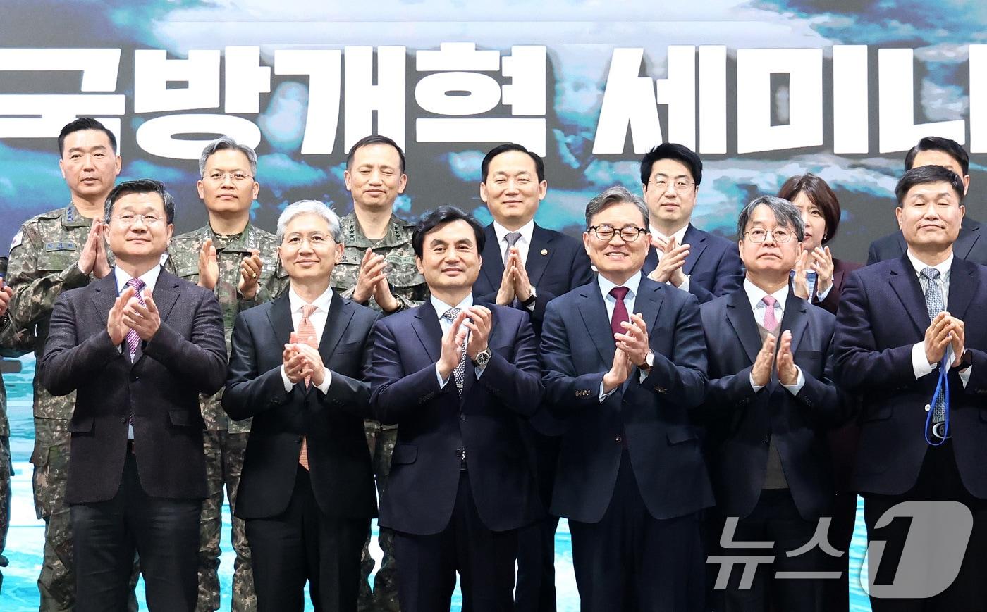 본문 이미지 - 안규백 국방부 장관(앞줄 왼쪽 세 번째)이 4일 오후 서울 용산구 전쟁기념관에서 열린 국방개혁 세미나에서 참석자들과 기념촬영을 하고 있다. 2026.2.4/뉴스1 ⓒ News1 최지환 기자