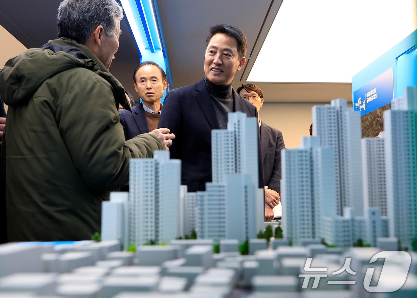 본문 이미지 - 오세훈 서울시장이 4일 오후 서울시 중구 세종대로 서울도시건축전시관에서 열린 주택정책소통관 집들이 및 소통의 날 행사에서 모아주택 전시를 살펴보고 있다. 서울시는 미리내집과 신속통합기획, 모아주택 등 서울의 주택정책을 시민 눈높이에서 쉽고 친절하게 풀어주고 주거와 관련한 궁금증을 해결해 주는 전용공간으로 서울도시건축전시관 내 ‘주택정책소통관’을 개관한다. 2026.2.4/뉴스1 ⓒ News1 박정호 기자
