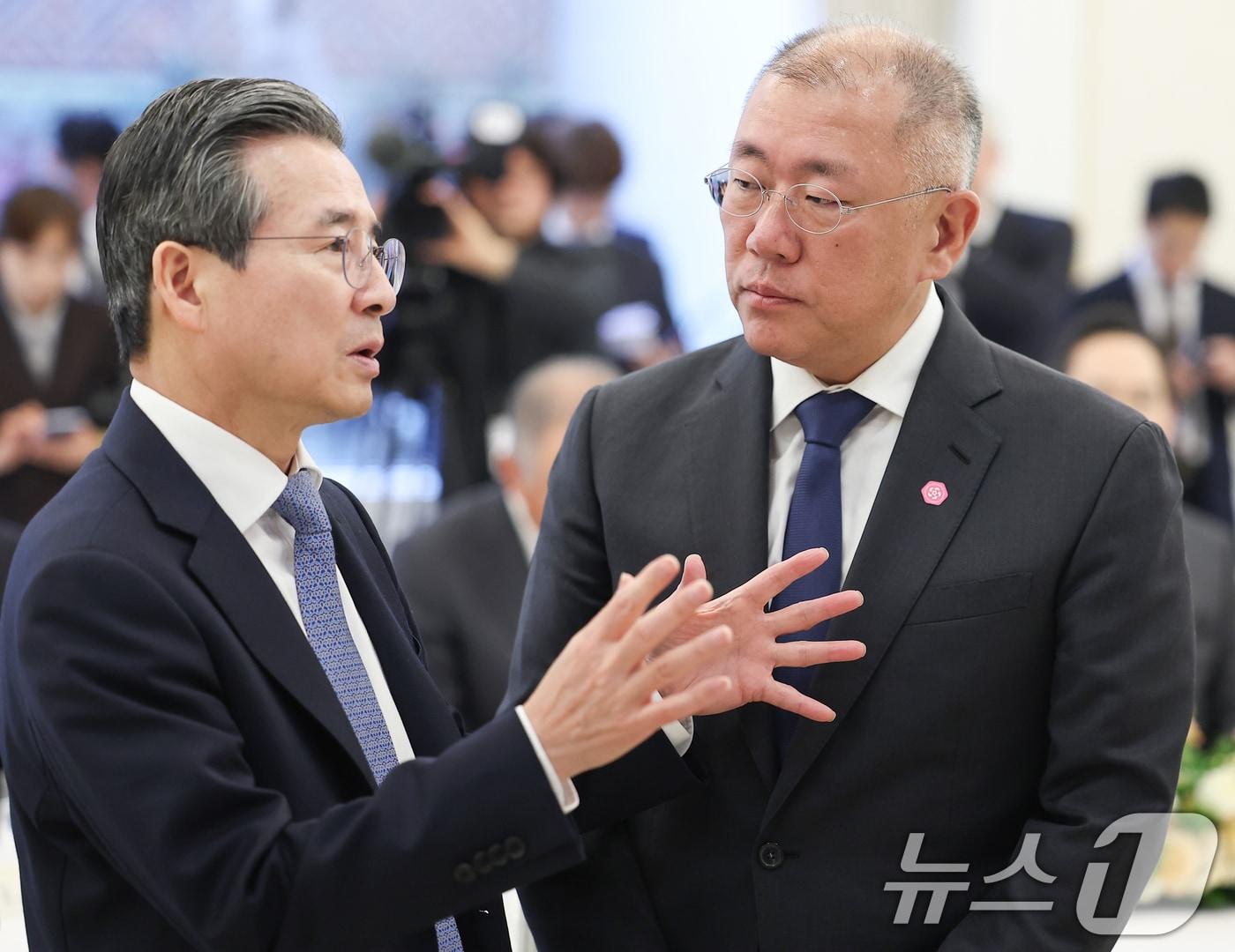 본문 이미지 - 김용범 정책실장(왼쪽)과 정의선 현대차그룹 회장이 지난 4일 청와대에서 열린 청년일자리와 지방투자 확대를 위한 기업간담회에서 대화를 나누고 있다. 2026.2.4 ⓒ 뉴스1 이재명 기자