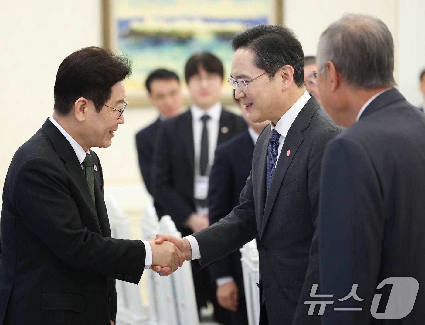 본문 이미지 - 이재명 대통령이 4일 청와대에서 열린 청년일자리와 지방투자 확대를 위한 기업간담회에 참석하며 이재용 삼성전자 회장과 대화를 하고 있다. 2026.2.4/뉴스1 ⓒ News1 이재명 기자