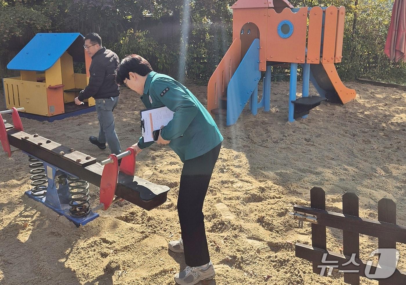 본문 이미지 - 충북 진천군 어린이시설 안전점검 모습.(진천군 제공, 재판매 및 DB금지)/뉴스1