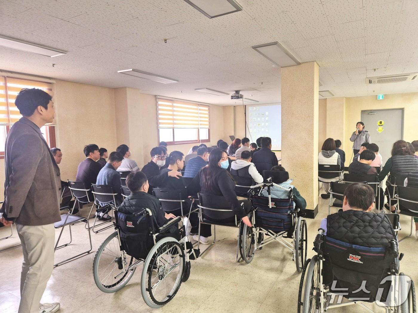 본문 이미지 - 전북 경찰이 장애인 거주시설을 대상으로 합동 점검을 진행하고 있다.(전북경찰청 제공. 재판매 및 DB금지)