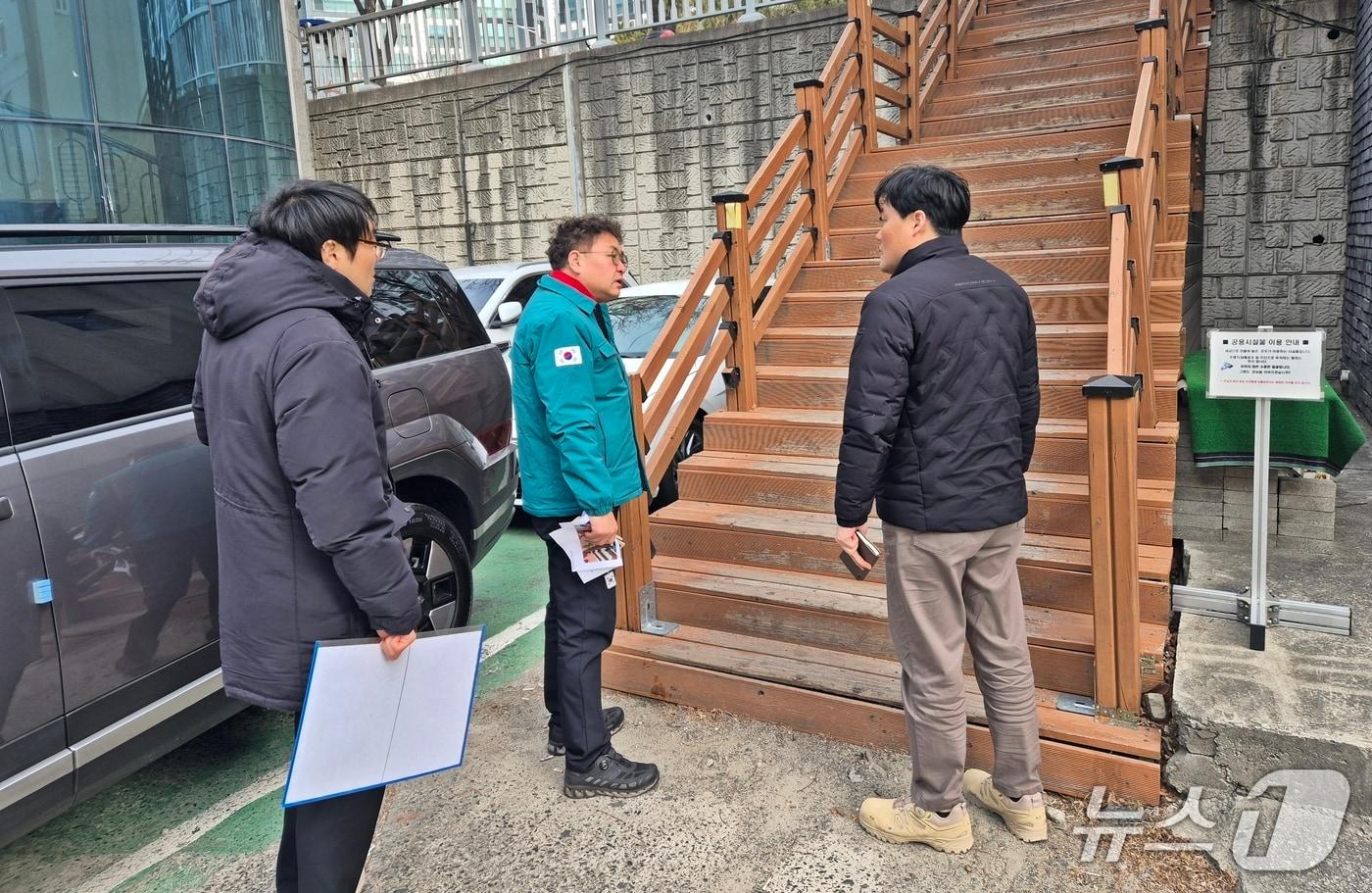 본문 이미지 - 울산북구의회 김상태 의장이 4일 북구 건설과 관계자들과 함께 지은지 약 15년이 지나 삭거나 썩어 안전사고 위험이 큰 매곡동 800 일원 나무데크 계단 민원 현장을 방문, 개선을 요구했다.(제공. 재판매 및 DB금지)/뉴스1