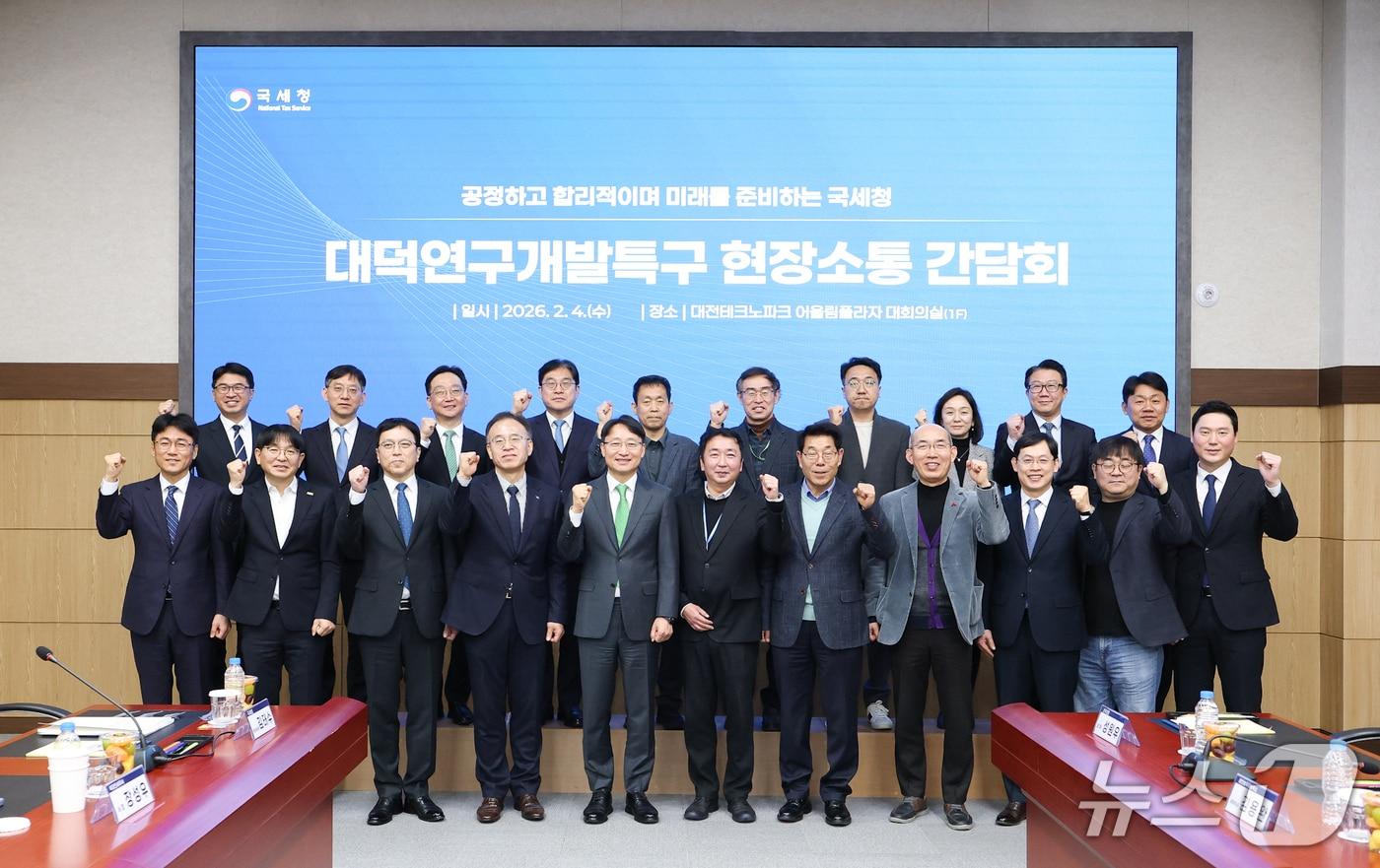 본문 이미지 - 임광현 국세청장은 4일 대전 대덕연구개발특구에서 세정지원 간담회를 열고 입주 기업인들의 애로사항을 청취했다. (국세청 제공)