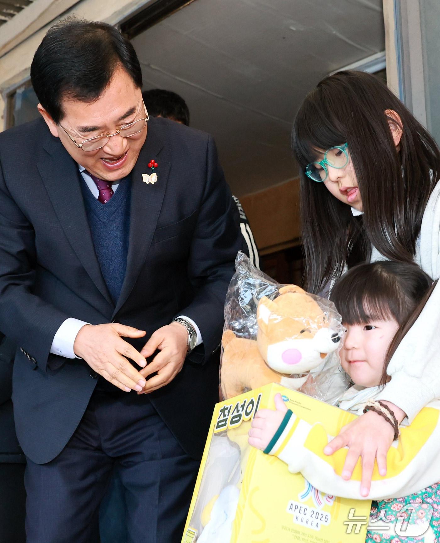 본문 이미지 - 주낙영 경북 경주시장이 4일  일곱번째 딸을 출산한 강명호·최성귀  씨 집;을 찾아 축하 선물을 전했다. (경주시 제공, 재판매 및 DB금지) 2026.2.4/뉴스1