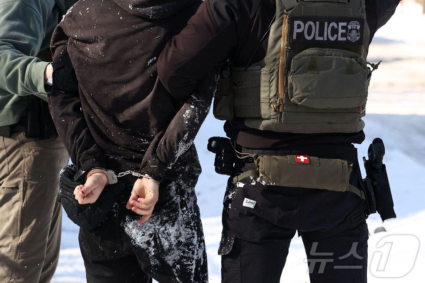 본문 이미지 - 3일(현지시간) 미국 미네소타주 미니애폴리스에서 연방 요원들이 한 시위 참여자를 체포하고 있다. 2026.02.03. ⓒ AFP=뉴스1 ⓒ News1 윤다정 기자