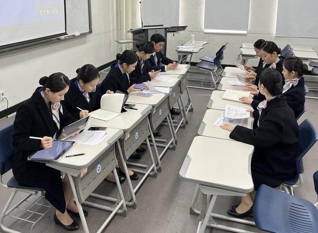본문 이미지 - 청주대학교 항공서비스학과 학생들이 수업 시간을 이용해 취업을 위한 자기소개서 작성법을 익히고 있다.(청주대 제공. 재판매 및 DB금지)/뉴스1