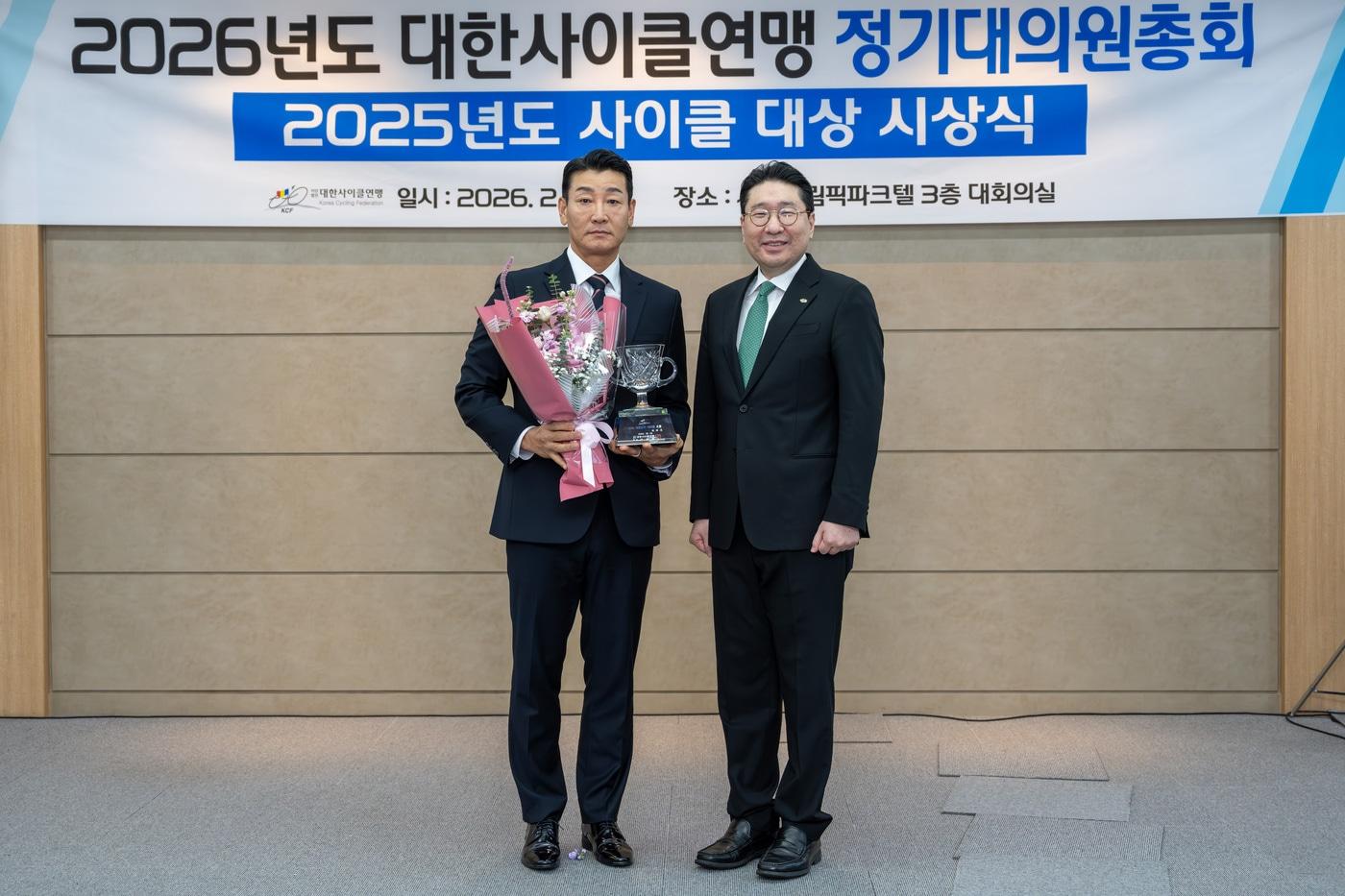 본문 이미지 - 사이클 국가대표팀 박일창 총감독(왼쪽)과 이상현 대한사이클연맹 회장.(대한사이클연맹 제공)