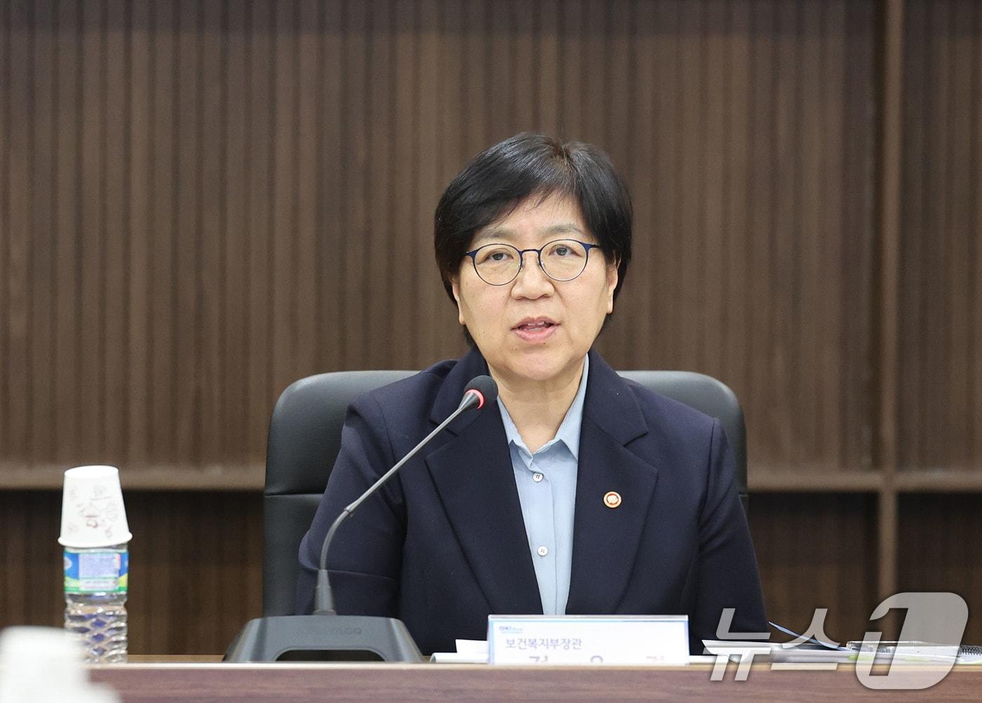 본문 이미지 - 4일 오후 정은경 보건복지부 장관이 화순전남대 미래의료혁신센터 1층 김재봉홀에서 열린 '지역응급의료체계 개선 간담회'에서 인사말하고 있다. 2026.2.4/뉴스1 ⓒ News1 박지현 기자