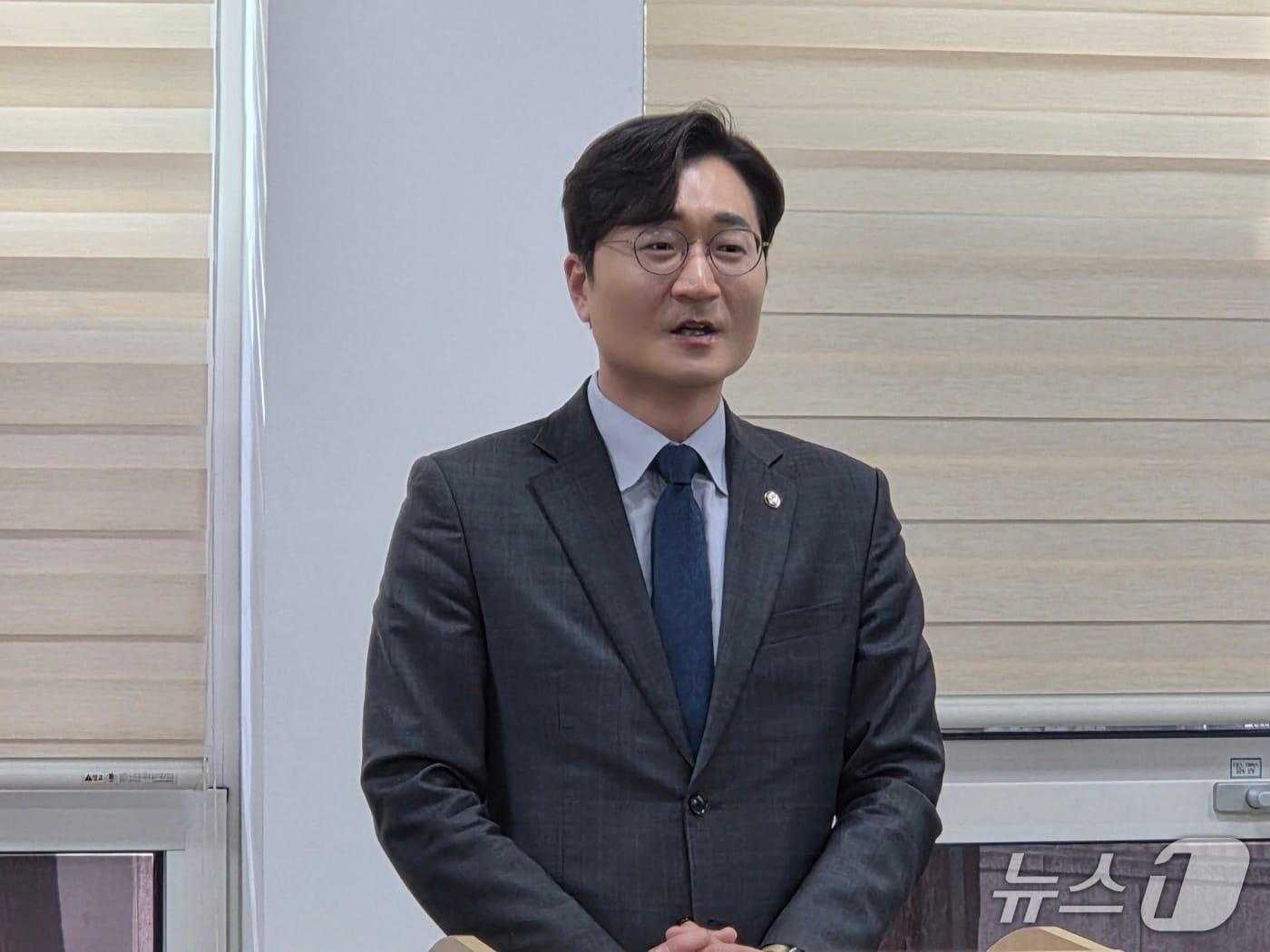 본문 이미지 - 장철민 더불어민주당 의원이 4일 대전시의회에서 기자회견을 열고 통합지원금 20조원 사용방안을 제시했다. ⓒ 뉴스1 김종서 기자