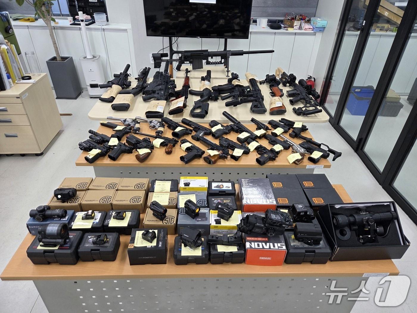 본문 이미지 - 충남경찰청이 압수한 모의총포 및  불법총포 부품. (충남경찰청 제공, 재판매 및 DB금지) / 뉴스1