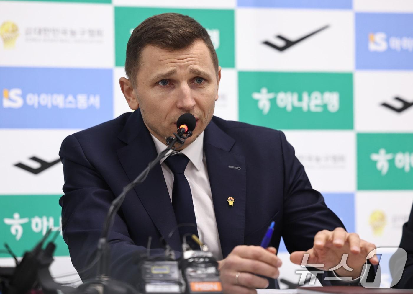 본문 이미지 - 니콜라이스 마줄스 남자농구 국가대표팀 감독이 4일 오후 서울 송파구 올림픽회관에서 국가대표 소집명단을 발표하고 있다. 2026.2.4/뉴스1 ⓒ News1 구윤성 기자