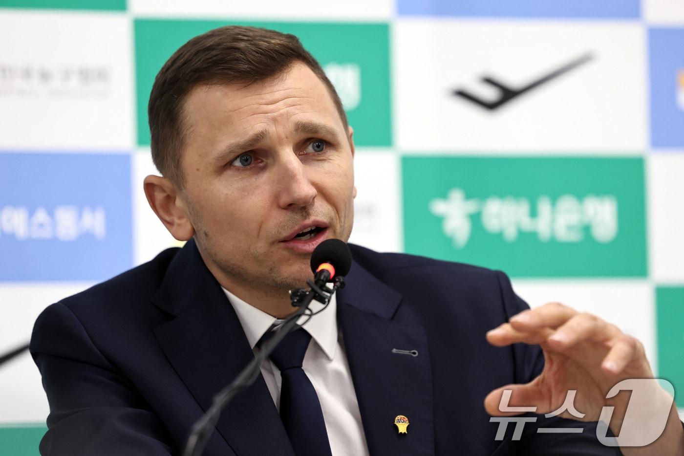 본문 이미지 - 니콜라이스 마줄스 남자농구 국가대표팀 감독이 4일 오후 서울 송파구 올림픽회관에서 국가대표 소집명단을 발표하고 있다. 2026.2.4/뉴스1 ⓒ News1 구윤성 기자