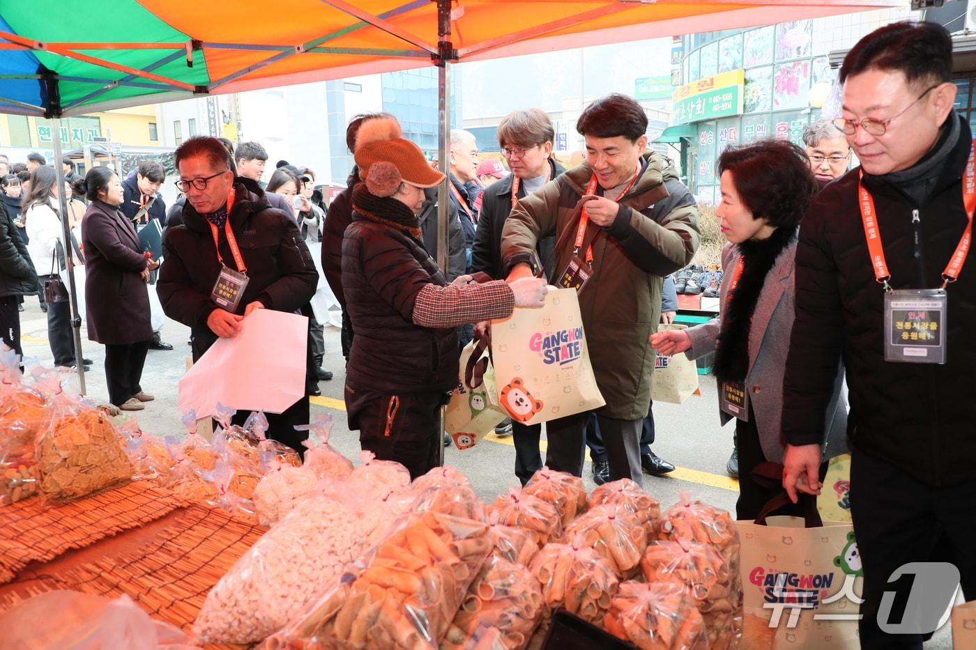 본문 이미지 - 김진태 강원도지사는 4일 인제전통시장에서 설맞이 장보기 행사를 했다.(강원도 제공. 재판매 및 DB금지)/뉴스1