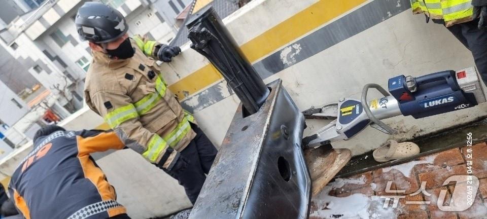 본문 이미지 - 4일 낮 12시40분께 대전의 한 대학교 기숙사 건물에서 50대 크레인 기사 A 씨가 장비와 벽 사이에 끼이는 사고가 발생했다.(대전소방본부 제공) /뉴스1