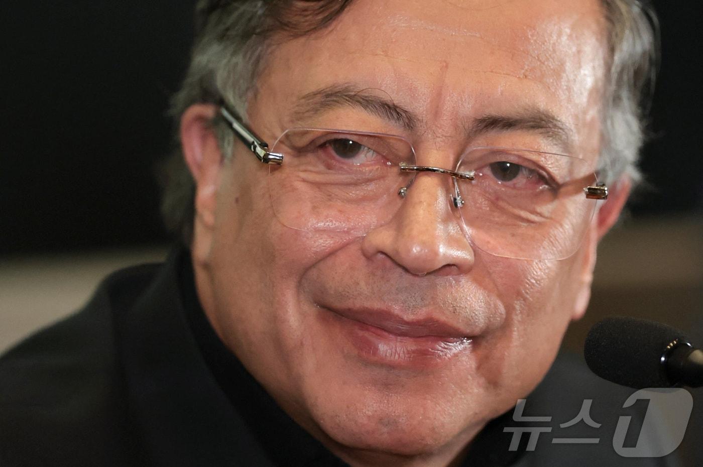 본문 이미지 - 구스타보 페트로 콜롬비아 대통령이 3일(현지시간) 미국 워싱턴DC 콜롬비아 대사관에서 도널드 트럼프 미국 대통령과의 백악관 회담 이후 기자회견에서 발언하고 있다. 2026.02.03. ⓒ 로이터=뉴스1 ⓒ News1 윤다정 기자