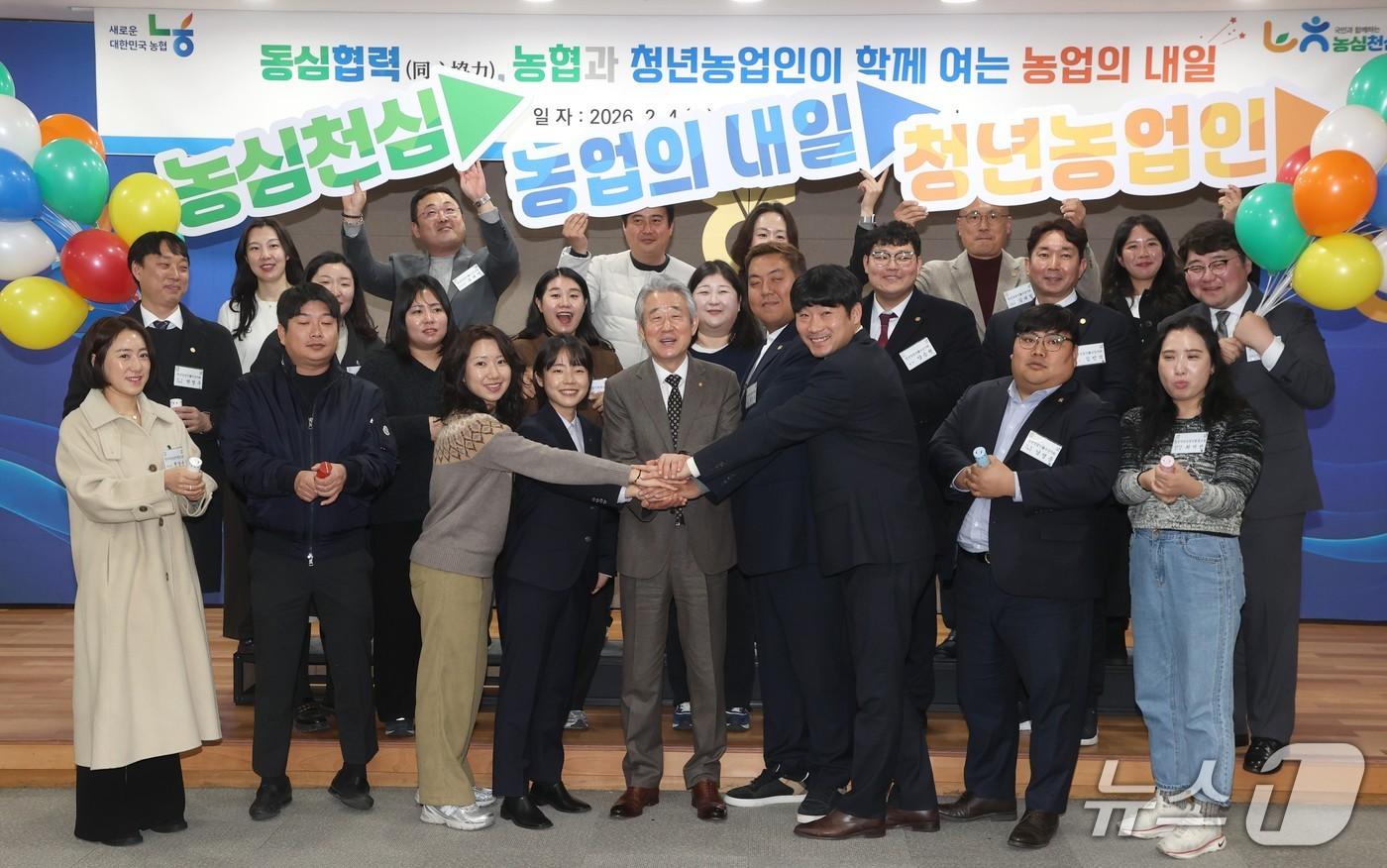 본문 이미지 - 4일 서울시 중구 농협중앙회 본관에서 진행된 청년 농업인과의 소통 간담회 후 강호동 농협중앙회장(사진 앞줄 왼쪽에서 다섯 번째)과 청년 농업인들이 기념 촬영을 하고 있다. (농협 제공) /2026.2.4/