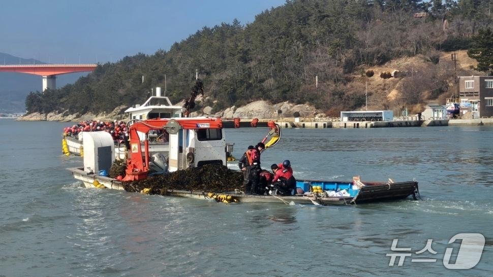 본문 이미지 - 4일 오전 11시 42분쯤 전남 완도군 신지도의 한 선착장에서 6톤 양식장관리선이 침수돼 완도해경이 구조작업하고 있다.(완도해경 제공. 재판매 및 DB 금지)
