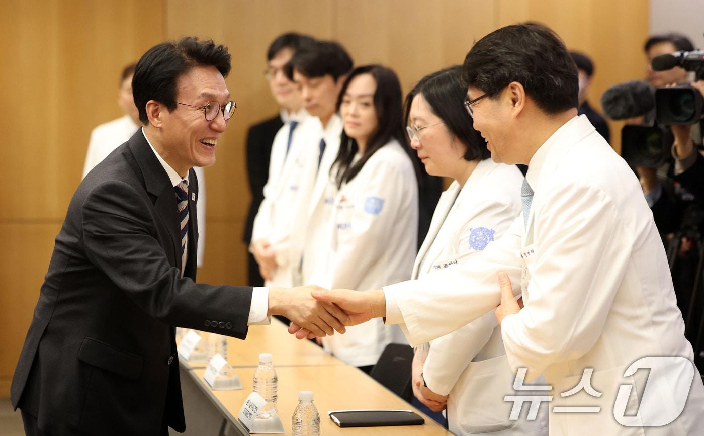 본문 이미지 - 김민석 국무총리가 4일 경기 성남시 분당서울대학교병원에서 열린 희귀질환 간담회에 참석해 병원 관계자들과 인사를 나누고 있다. (공동취재) 2026.2.4/뉴스1 ⓒ News1 김영운 기자