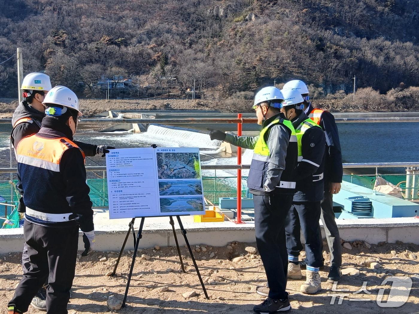 본문 이미지 - 윤상옥 한국남부발전 재생에너지본부장(오른쪽 세 번째)이 3일 수하보 소수력 발전소 건설현장을 방문해 안전조치 상황을 점검하고 있다. (한국남부발전 제공. 재판매 및 DB금지) 2026.2.4 /뉴스1