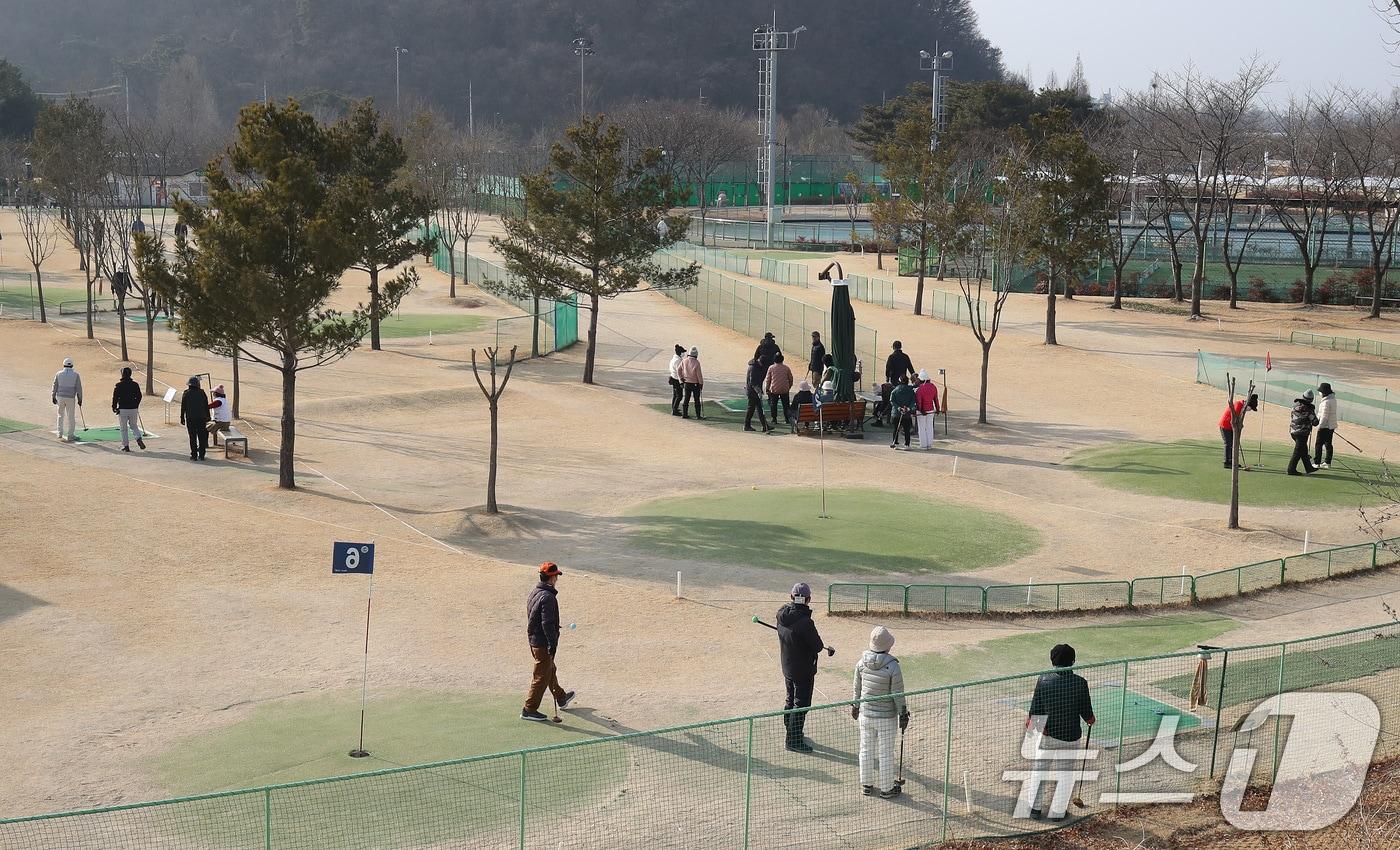 본문 이미지 - 절기상 입춘(立春)인 4일 오후 대구 수성구 팔현파크골프장을 찾은 동호인들이 포근한 날씨 속에 파크골프를 즐기고 있다. 2026.2.4/뉴스1 ⓒ News1 공정식 기자