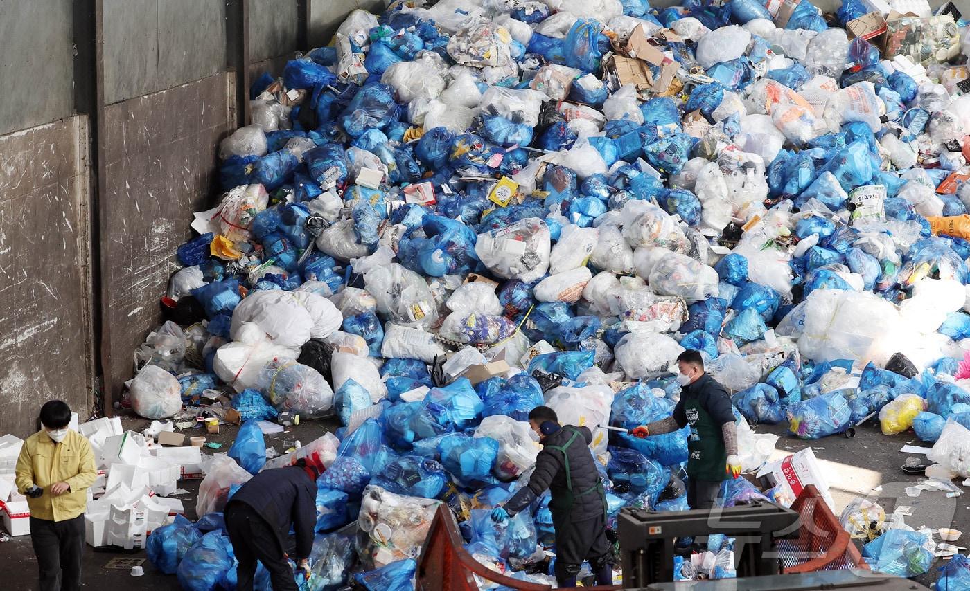 본문 이미지 - 재활용선별장에서  쌓인 생활 쓰레기.(사진은 기사 내용과 무관함) / 뉴스1