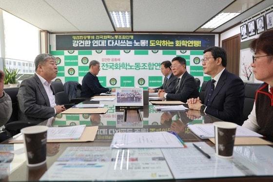 본문 이미지 - 약가제도 개편 비상대책위원회 관계자들과 한국노동조합총연맹 관계자들이 면담을 하고 있다.(한국제약바이오협회 제공)/뉴스1