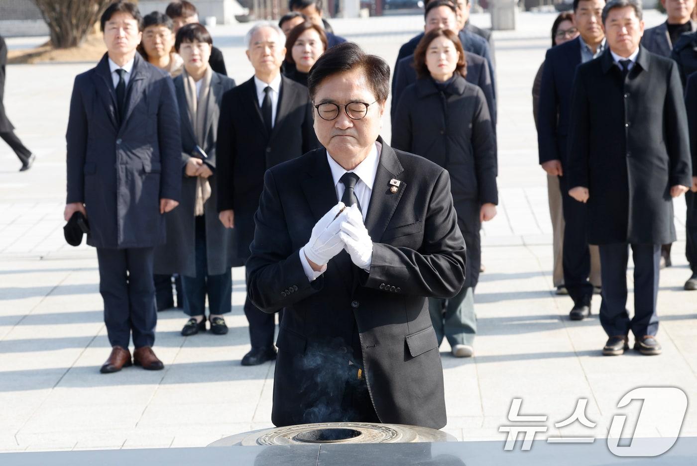 본문 이미지 - 4일 광주 국립5.18민주묘역을 방문한 우원식 국회의장. 2026.2.4/뉴스1 ⓒ News1 김태성 기자