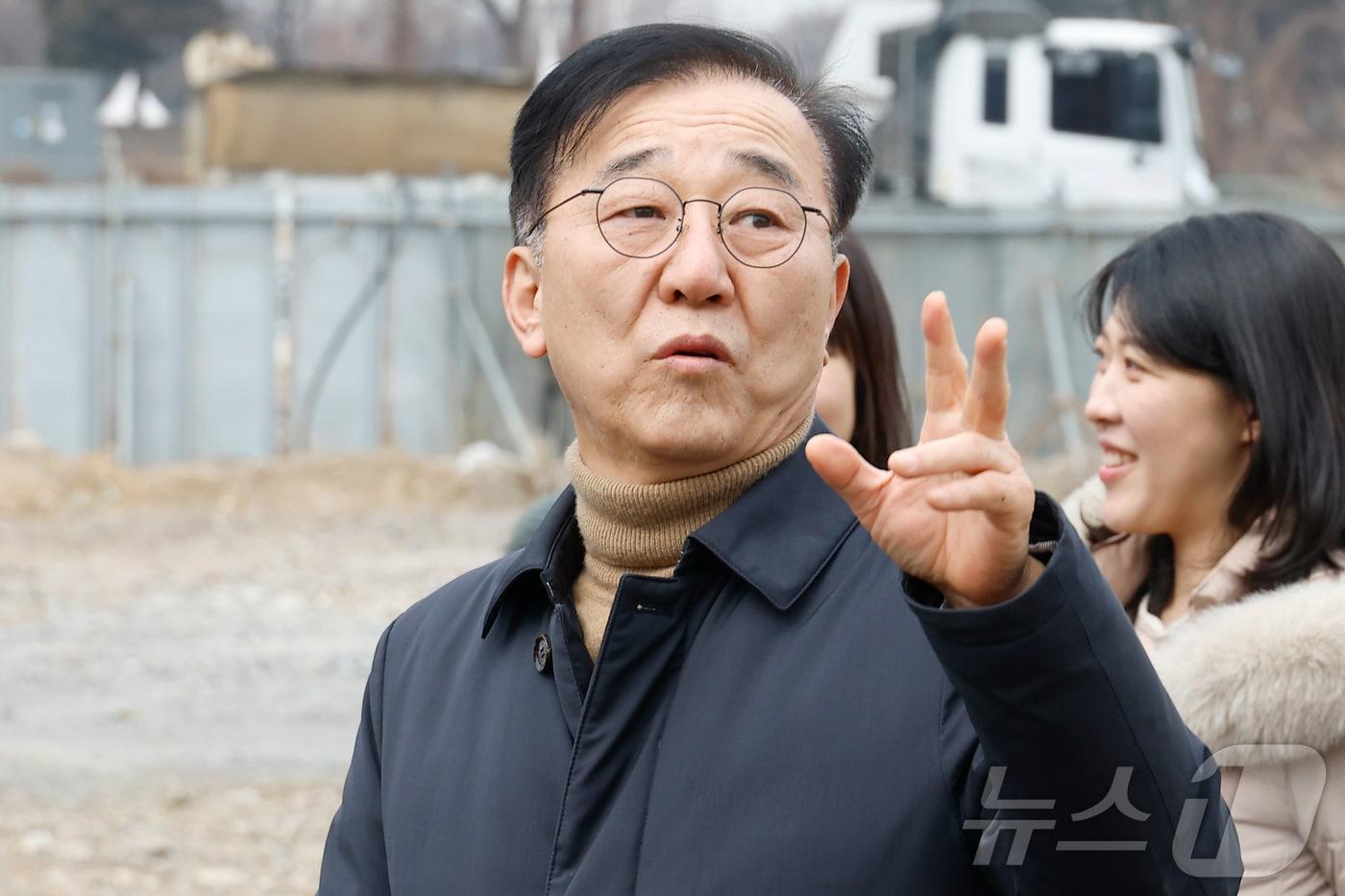 본문 이미지 - 김윤덕 국토교통부 장관이 4일 오후 서울 강남구 1.29대책 관련 주택 사업지인 서울의료원 남측 부지 현장에 방문하고 있다. 한국토지주택공사(LH)가 소유한 삼성동 서울의료원 남측 부지는 518가구가 공급될 예정이다. (공동취재) 2026.2.4/뉴스1 ⓒ News1 이호윤 기자