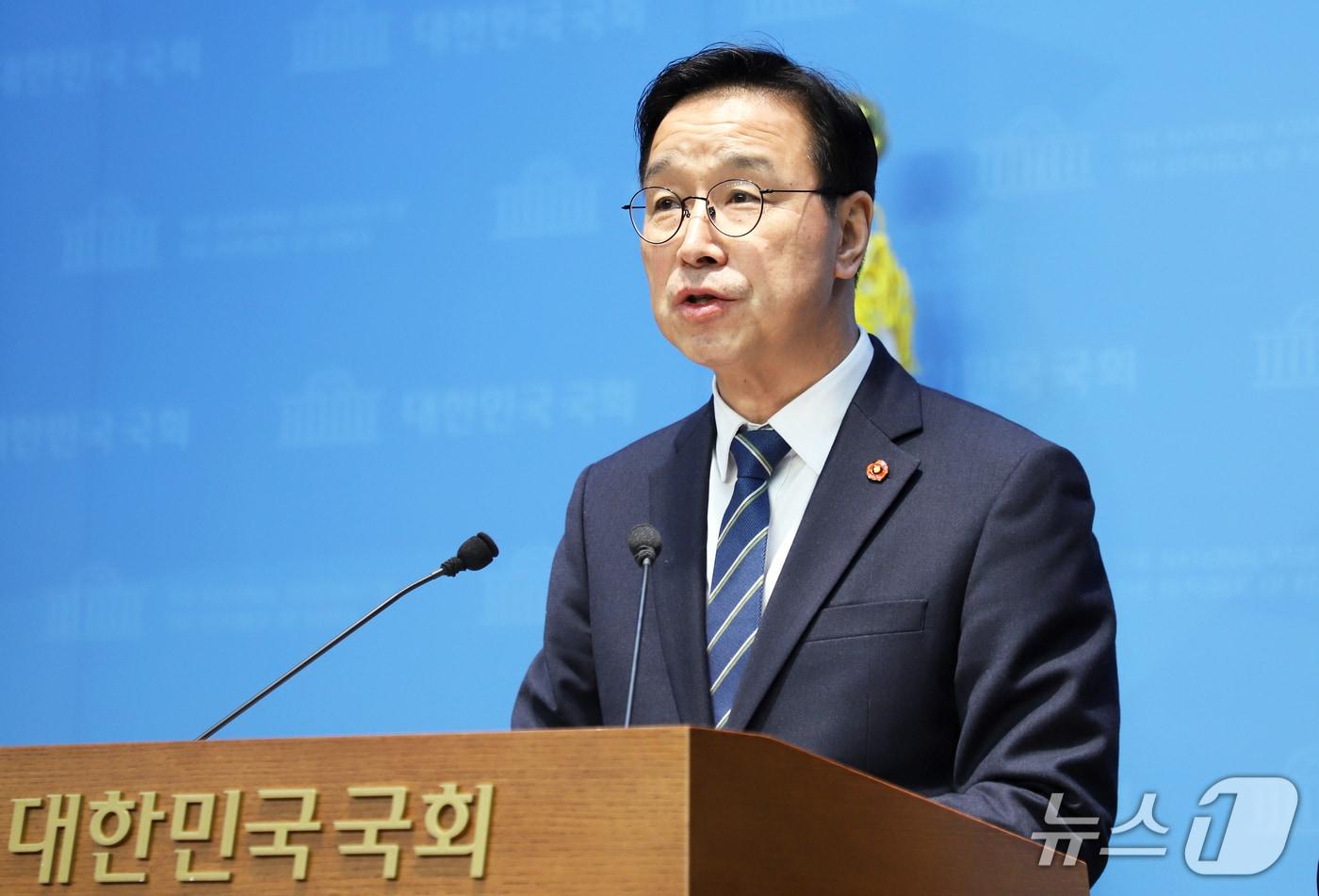 본문 이미지 - 위성곤 국회의원(더불어민주당·제주 서귀포시)이 4일 국회 소통관에서 기자회견을 하고 있다.(위성곤 의원실 제공, 재판매 및 DB 금지)