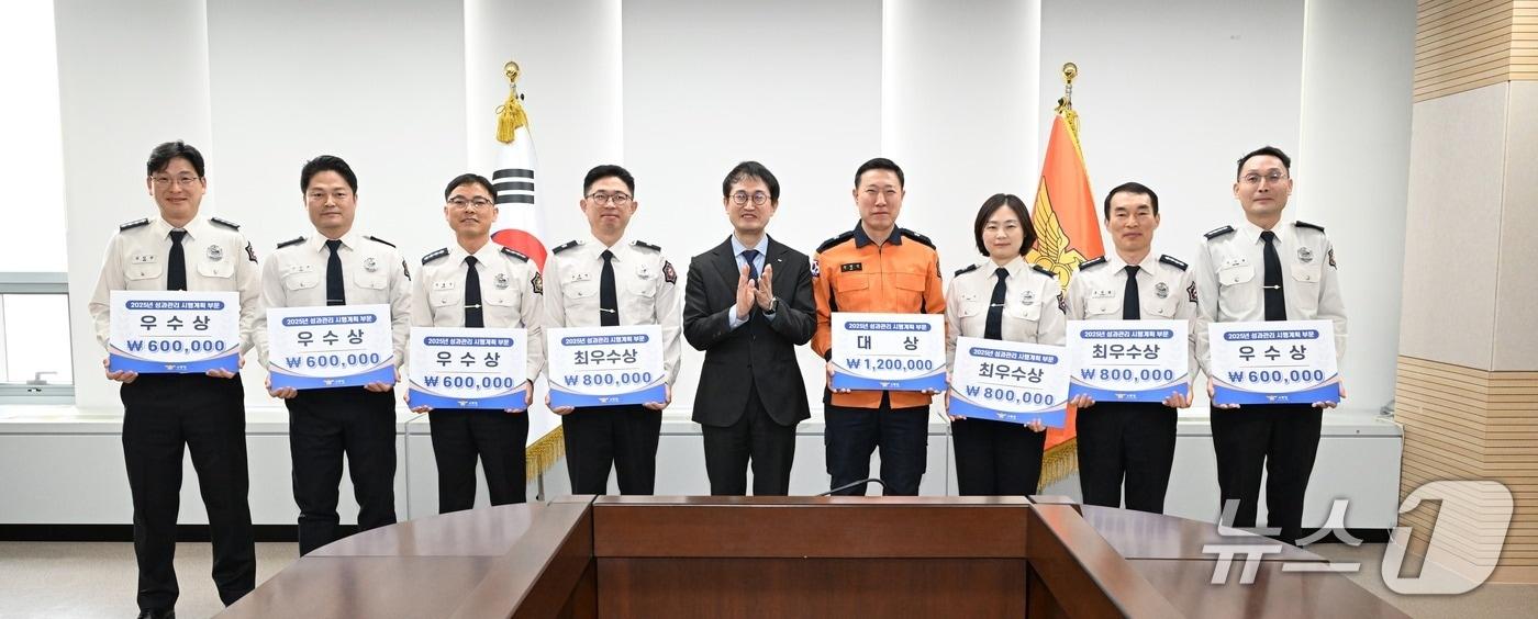 본문 이미지 - 김승룡 소방청장 직무대행이 ‘2025년 성과관리 시행계획 자체평가 우수부서 시상식’을 가진 후 8개 수상 부서장들과 기념촬영을 하고 있다.(소방청 제공)