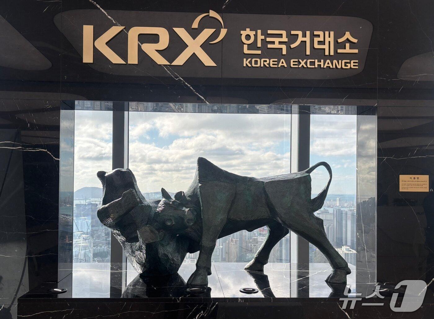 본문 이미지 - 부산국제금융센터(BIFC) 내 한국거래소 본사에 설치된 소와 곰 조형물 /뉴스1 ⓒ News1 홍윤 기자