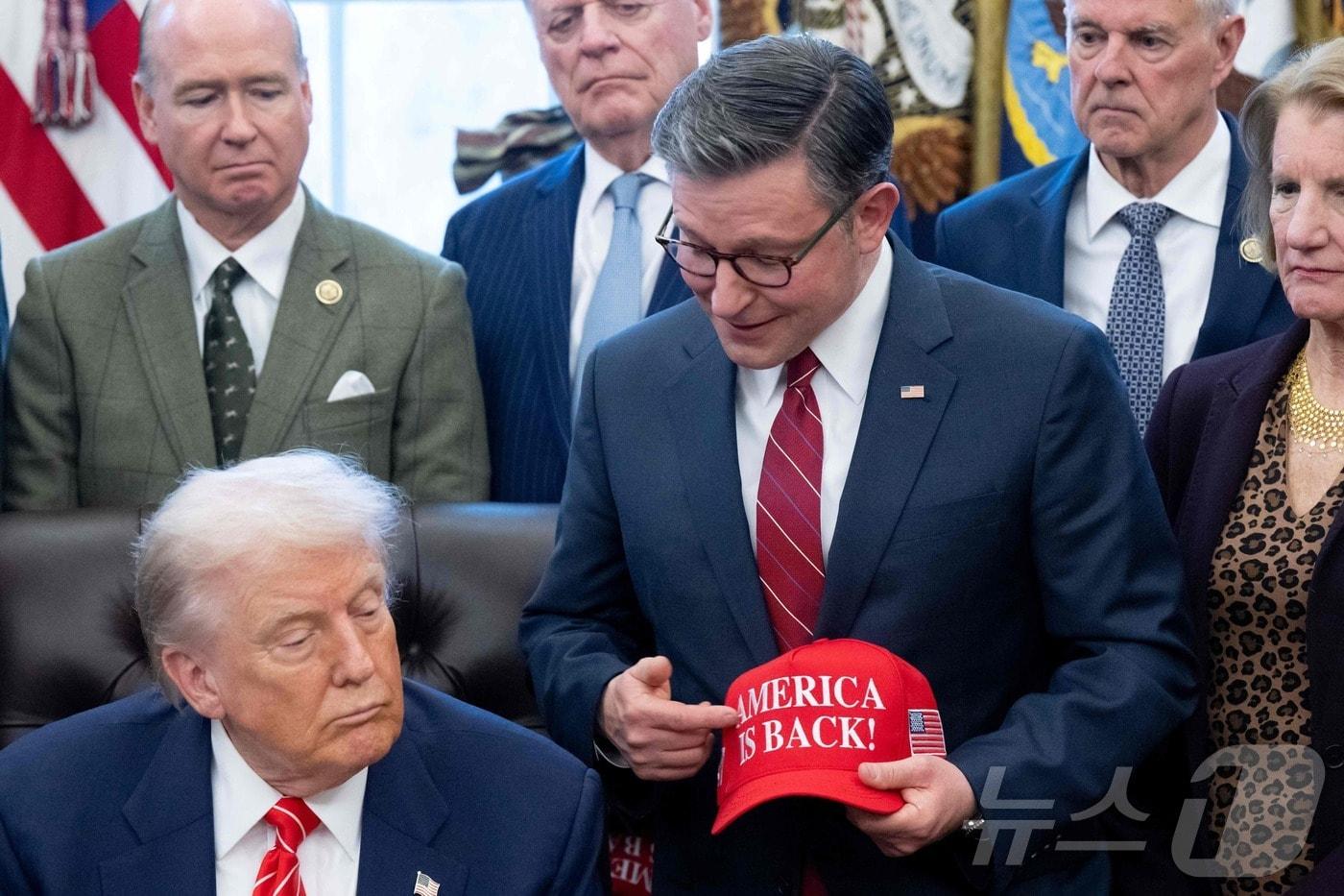 본문 이미지 - 3일(현지시간) 워싱턴 DC 백악관 집무실에서 도널드 트럼프 미국 대통령이 부분적 정부 셧다운을 종료하는 예산안에 서명하기 전, 마이크 존슨 미국 하원의장(오른쪽에서 두 번째)이 트럼프 대통령과 이야기하고 있다. 2026.02.03. ⓒ AFP=뉴스1 