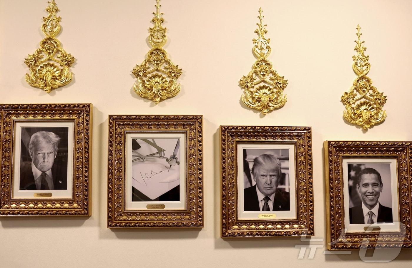 본문 이미지 - 2025년 10월 2일(현지시간) 미국 워싱턴DC 백악관 회랑에 조성된 '대통령 명예의 전당'에서, 조 바이든 전 대통령의 초상화가 걸려 있어야 할 자리에 그의 서명을 자동하는 '오토펜' 이미지가 전시돼 있다. 2025.10.02. ⓒ 로이터=뉴스1 ⓒ News1 윤다정 기자