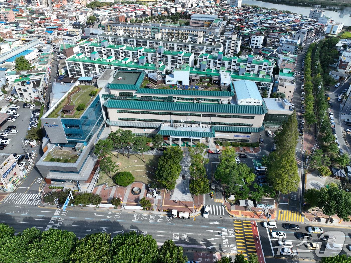 본문 이미지 - 대구 동구는 오는 27일까지 입식테이블 교체 및 주방시설 개선 희망업소를 모집한다. (대구 동구 제공. 재판매 및 DB 금지)