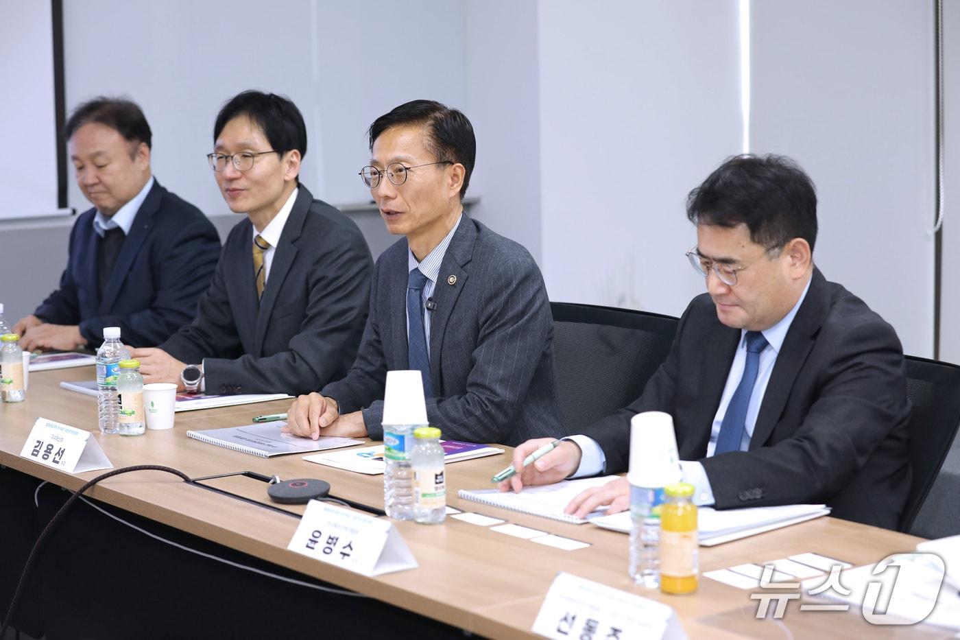 본문 이미지 - 김용선 지식재산처장(왼쪽 세번째)이 인사말을 하고 있다.(지식재산처 제공.재판매 및 DB금지)/뉴스1